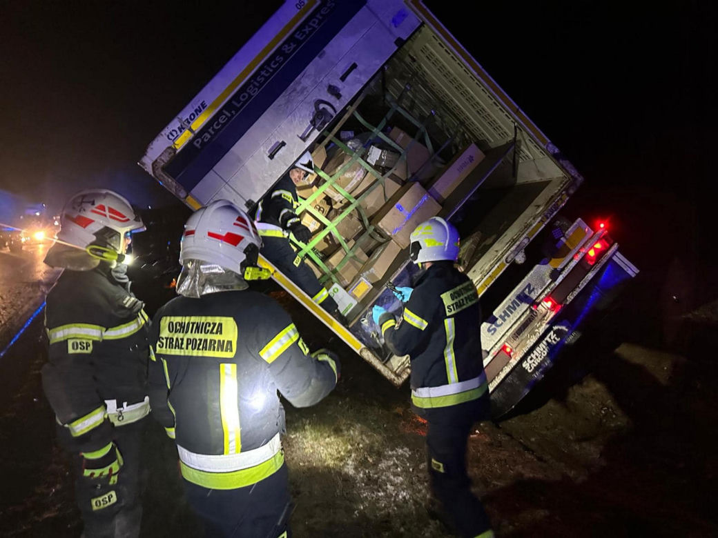 Makabryczny wypadek na DK10. Samochód rozerwany na strzępy. Kierowca nie przeżył