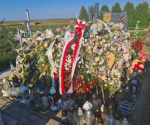 Krystian zginął na motocyklu w Wietlinie. Jego grób tonie w morzu kwiatów[ZDJĘCIA]