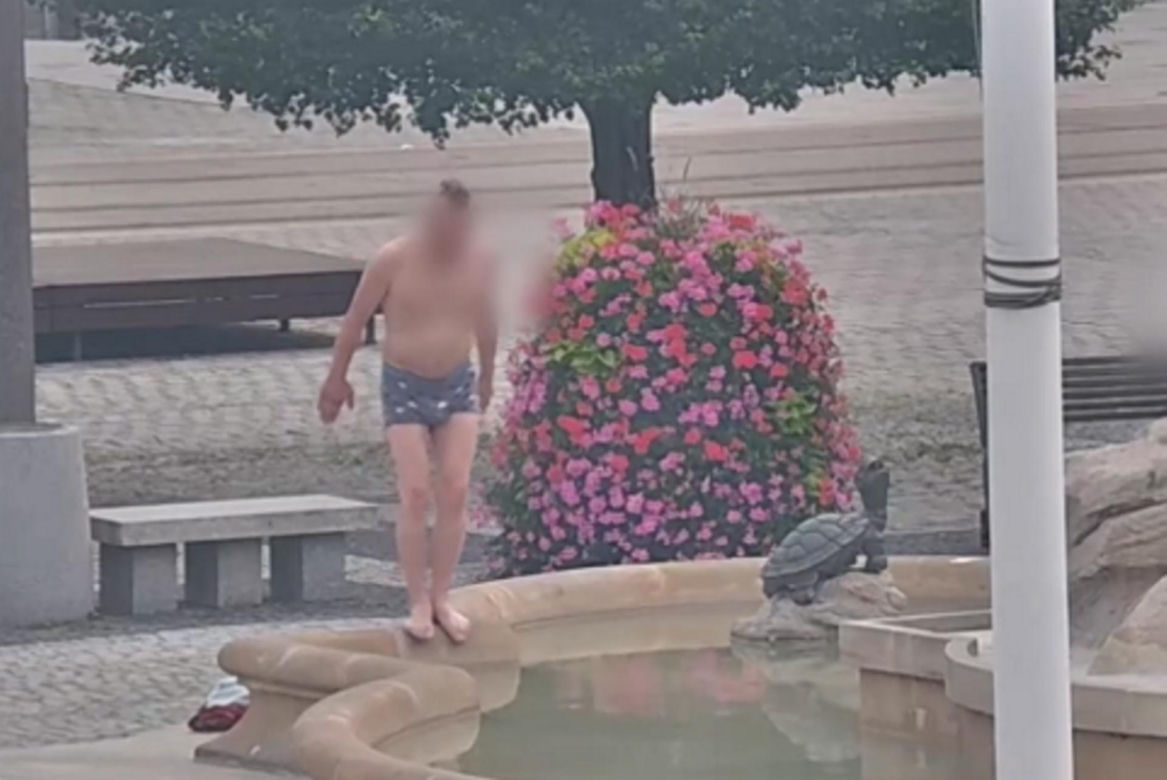 Mężczyzna w bokserkach wskoczył do Fontanny Pauckscha, która znajduje się w centrum Gorzowa Wielkopolskiego