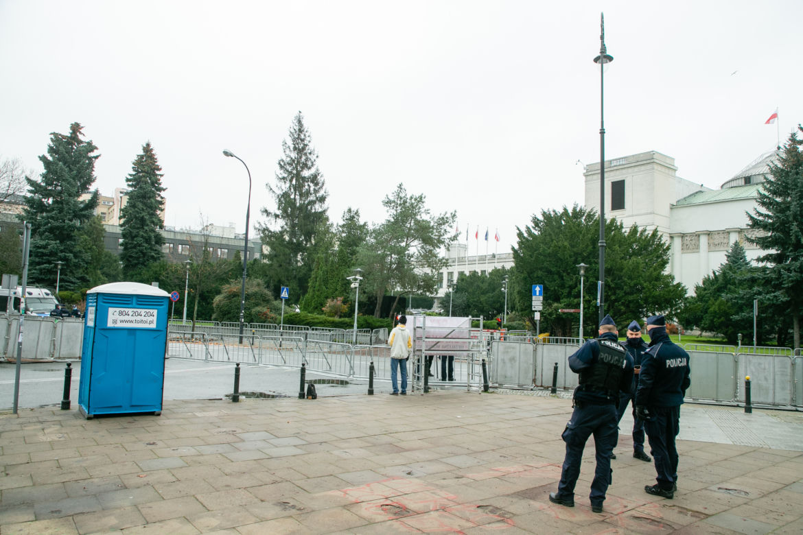 Na miejsce zjeżdżają się policjanci z całej Polski