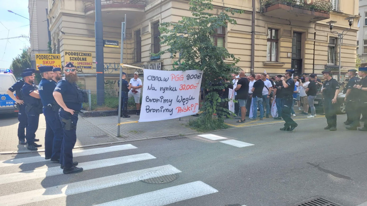 Katowice. Związkowcy wściekli na premiera Morawieckiego. "Bronimy węgla, Bronimy Polski"