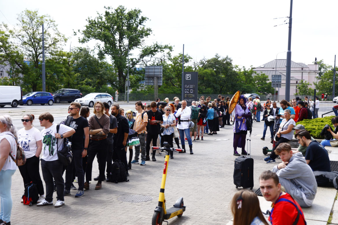 Pyrkon 2023. GIGANTYCZNA kolejka do wejścia! To rekordowa liczba uczestników! [ZDJĘCIA]
