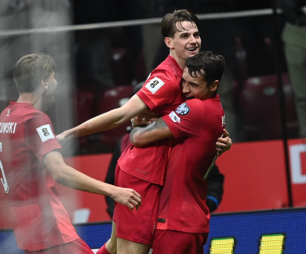 Piłkarze reprezentacji Polski Jakub Kamiński (C) i Jakub Kiwior (P) cieszą się z gola podczas meczu eliminacyjnego piłkarskich mistrzostw świata z Holandią
