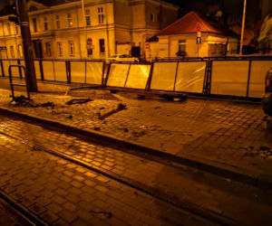 Wypadek w centrum Bydgoszczy! Osobówka wbiła się przystanek tramwajowy [ZDJĘCIA]