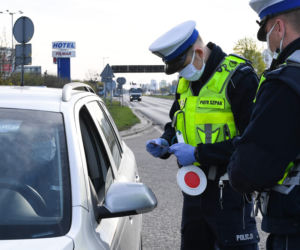 Policja kontrolowała czy toruńscy kierowcy respektują obowiązek noszenia maseczek