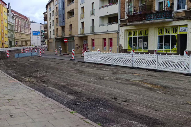Przedwojenne torowisko tramwajowe na ul. Emilii Plater