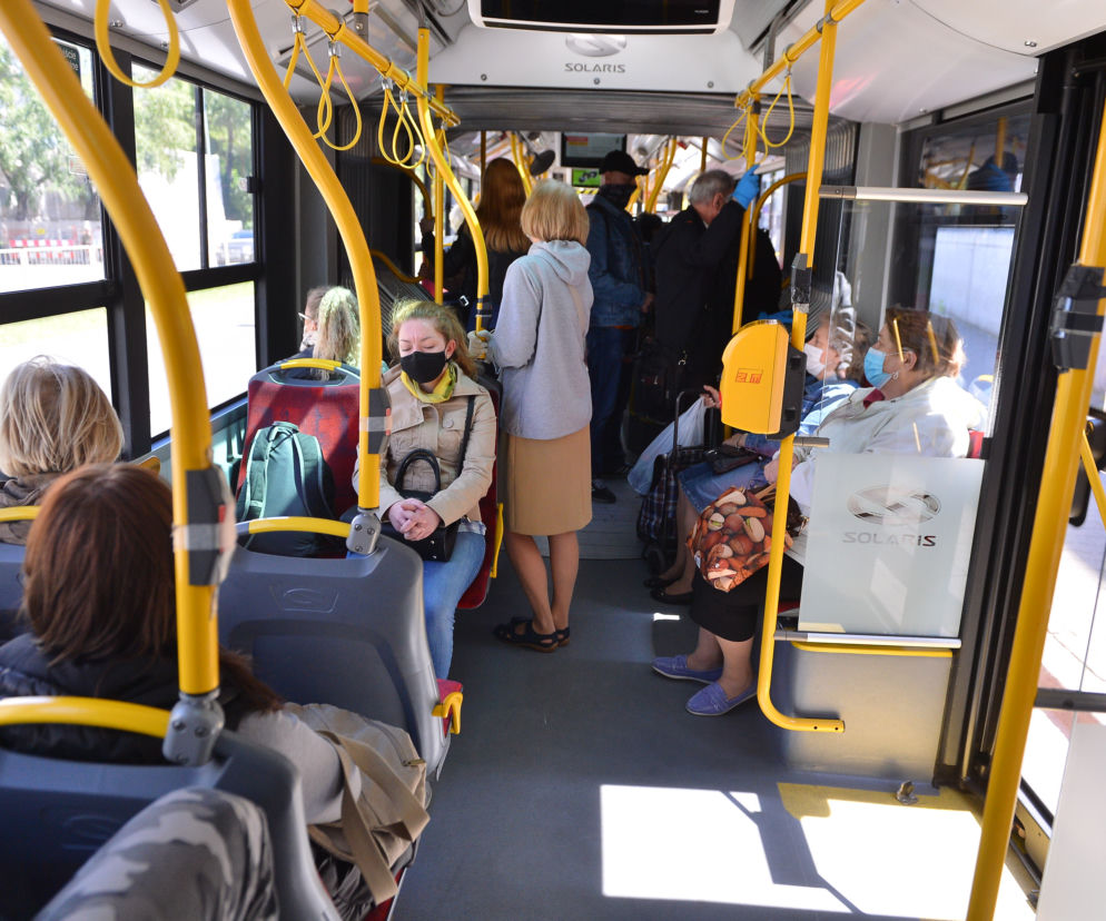 O krok od tragedii. Pasażerowie autobusu PRZEWRACALI SIĘ jak domino. SĄ RANNI!