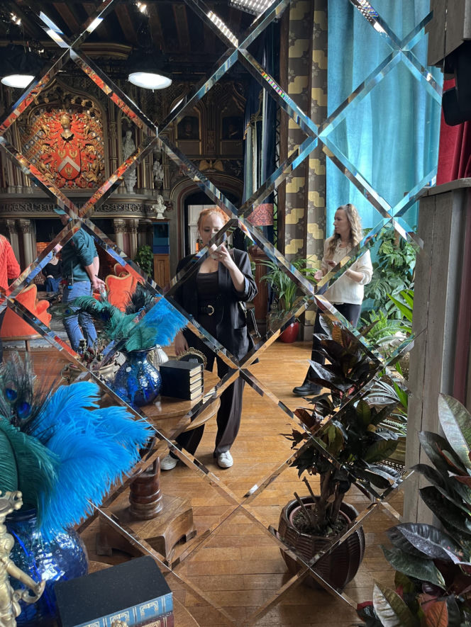 Co naprawdę dzieje się w zamku Zdrajców? Mamy zdjęcia zza kulis hitu TVN!