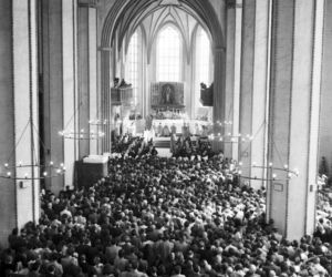 Uroczystość Bożego Ciała w Warszawie celebrowana przez Prymasa Polski kardynała Stefana Wyszyńskiego - 1957 rok