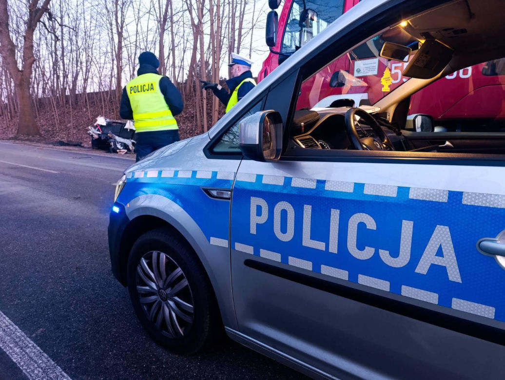 Sopieszyno. Audi roztrzaskało się na drzewie. 36-latek nie miał szans na przeżycie
