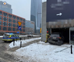 Totalna demolka na Woli. Po kolizji wjechał mercedesem do sklepu