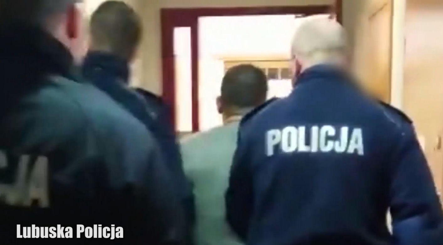 Próbował włamać się do komendy policji w Żarach! Gdy się nie udało, zaatakował mundurowych śrubokrętem [ZDJĘCIA]. 