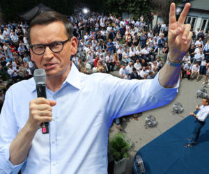 „Rozwój + Wy”. Morawiecki kreśli czarny scenariusz dla Polski, a nastrój ma szampański