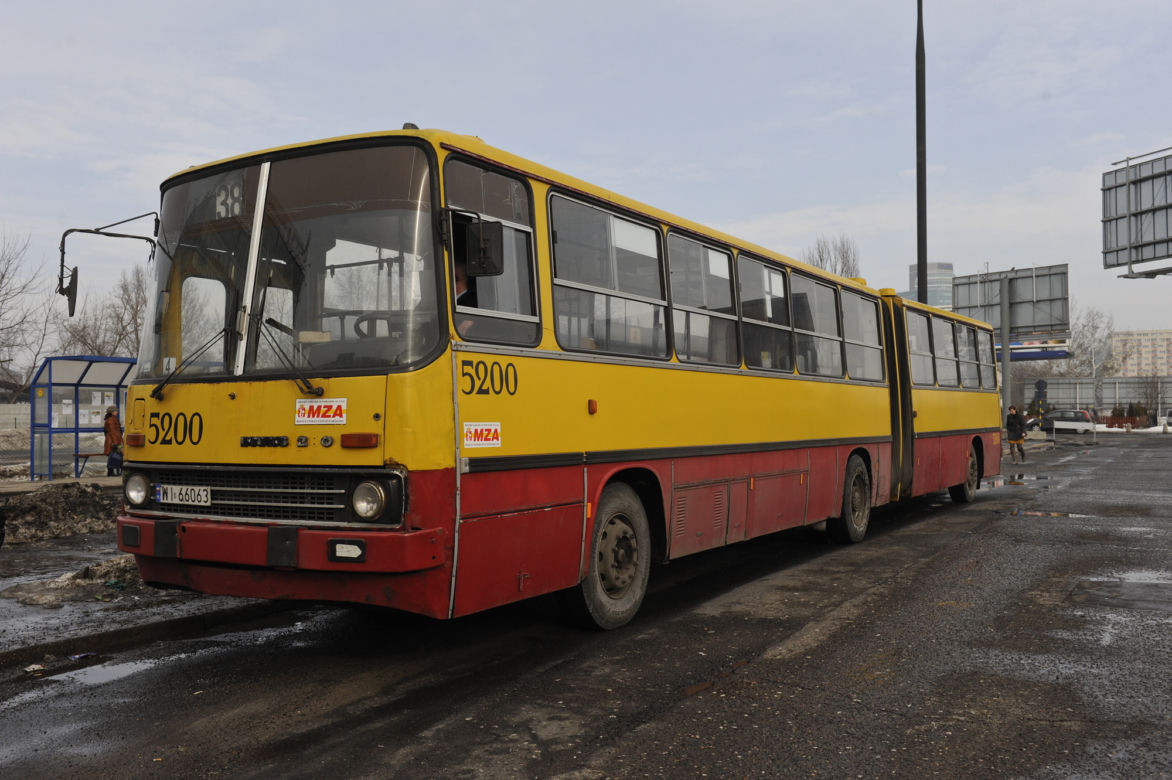  44 lata temu w Warszawie zadebiutował Ikarus! Kto pamięta te kultowe autobusy?