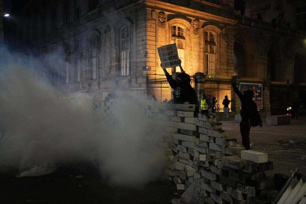 Francja płonie, Macronowie się bawią! Te zdjęcia oburzyły Francuzów