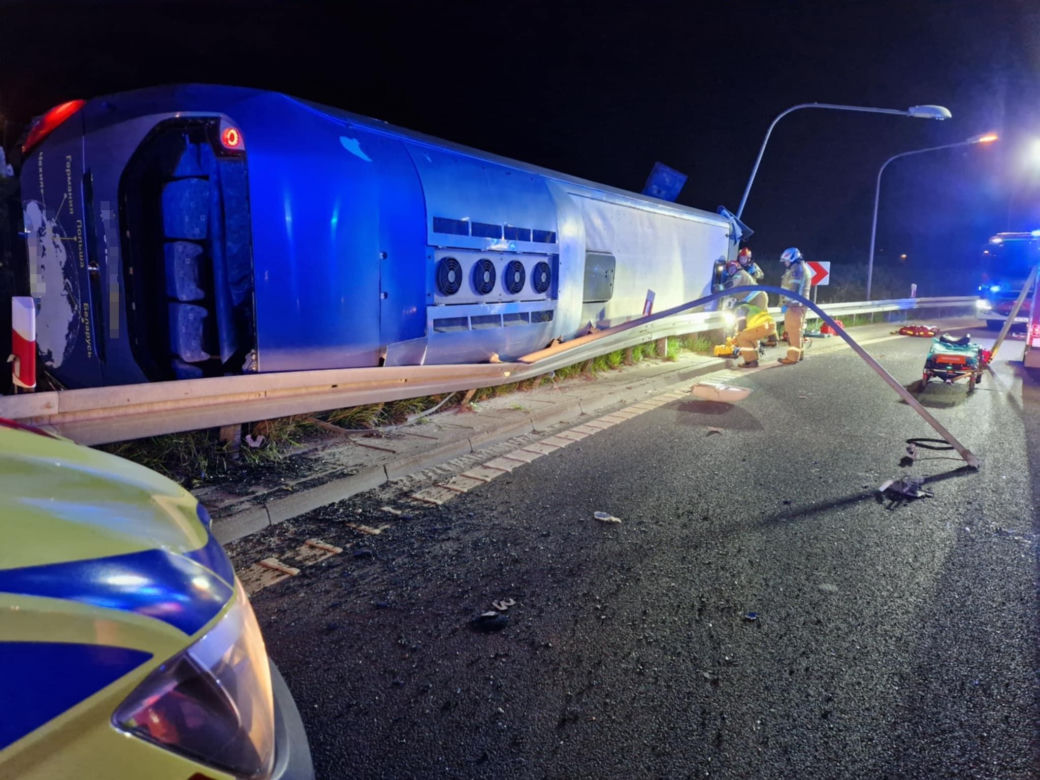 Katastrofa autokaru w Warszawie, jest wielu poszkodowanych. Na oczach ratowników doszło do kolejnej tragedii