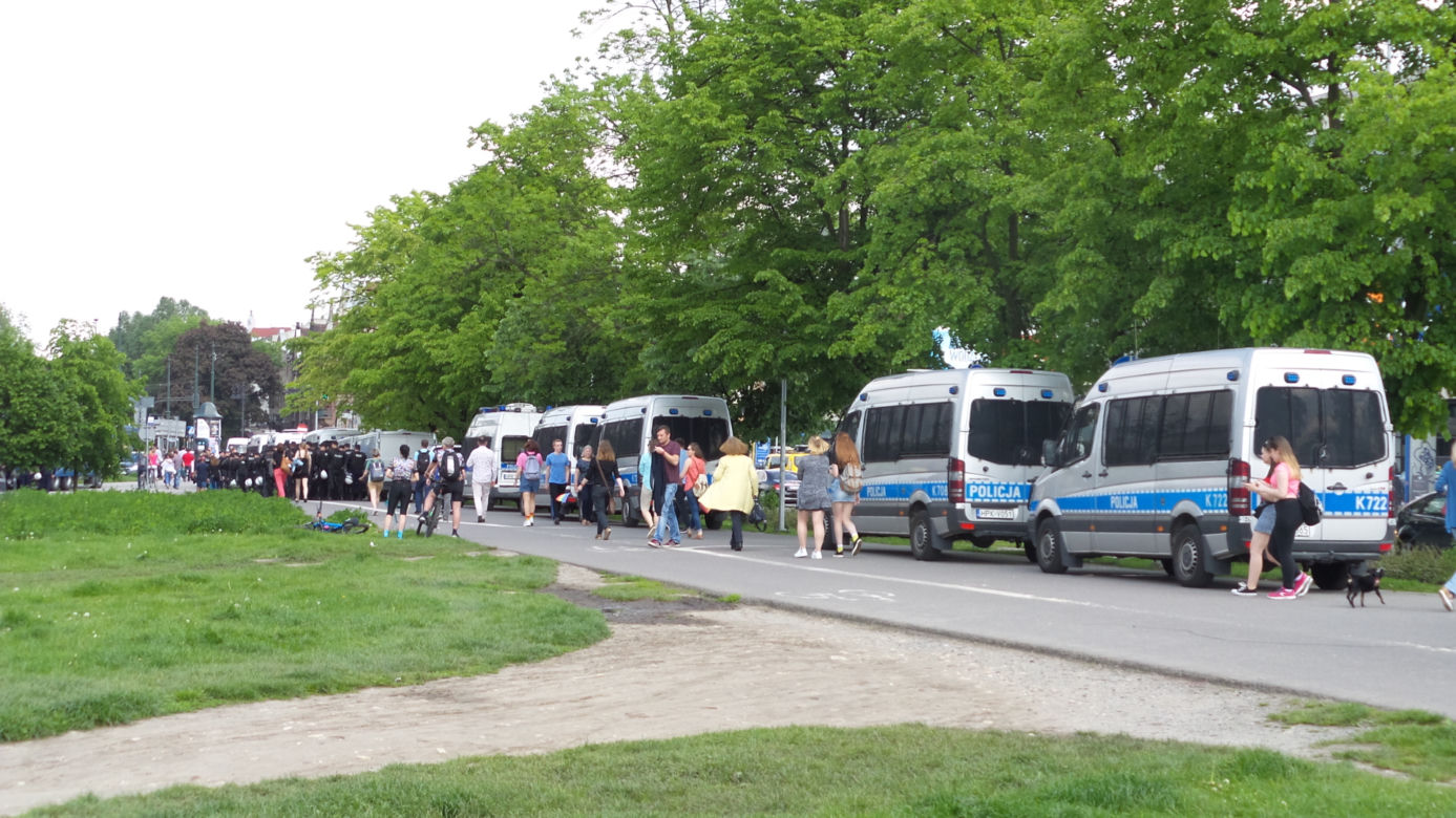 Gigantyczne siły policji zabezpieczały Marsz Równości i kontrmanifestacje w Krakowie