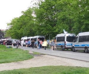 Gigantyczne siły policji zabezpieczały Marsz Równości i kontrmanifestacje w Krakowie