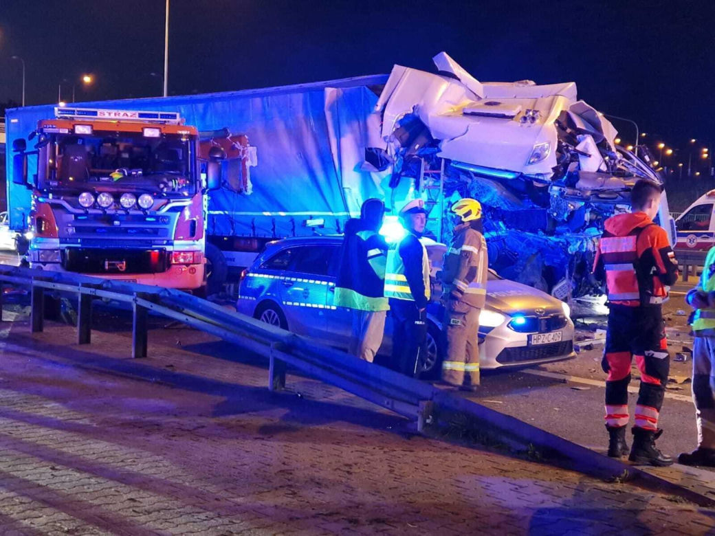 Katastrofa autokaru w Warszawie, jest wielu poszkodowanych. Na oczach ratowników doszło do kolejnej tragedii