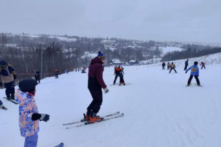 Siarczysty mróz im nie straszny! Narciarze szturmują stoki pod Krakowem