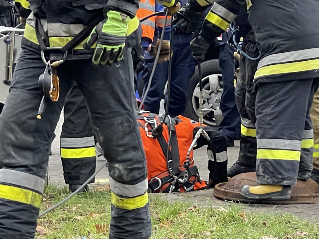 Dramat w Śródmieściu. Mężczyzna wpadł do kanału