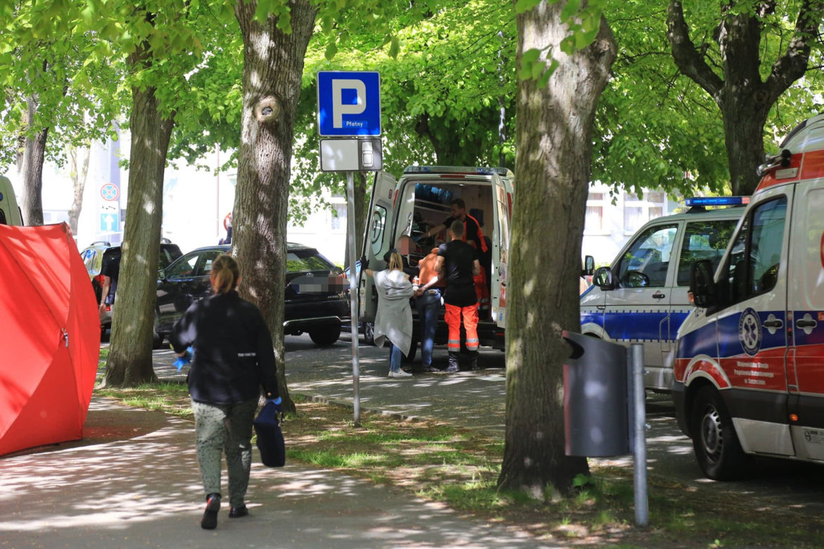 Świnoujście.  Dramat przed prokuraturą. Nie żyje kobieta ugodzona nożem. Napastnik podciął sobie nadgarstki 