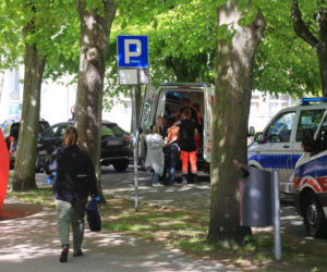 Świnoujście.  Dramat przed prokuraturą. Nie żyje kobieta ugodzona nożem. Napastnik podciął sobie nadgarstki 