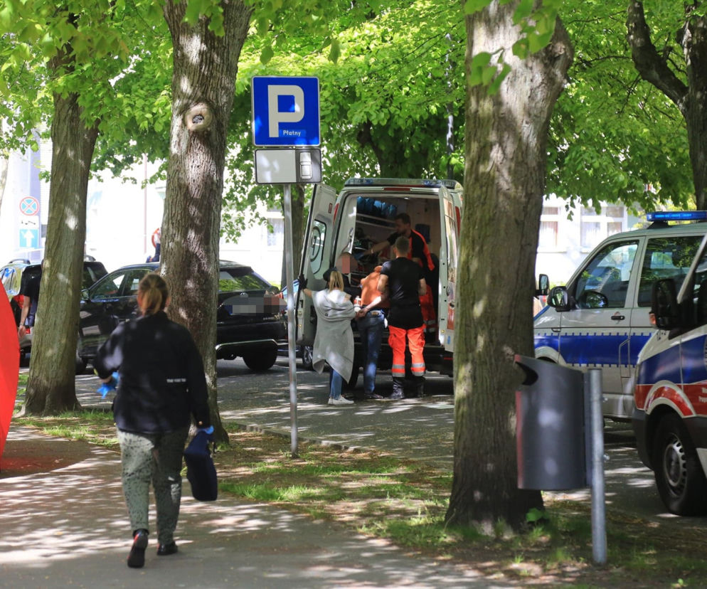 Świnoujście.  Dramat przed prokuraturą. Nie żyje kobieta ugodzona nożem. Napastnik podciął sobie nadgarstki 