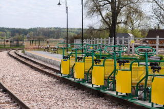 Jedyna taka atrakcja w Świętokrzyskiem. Odkryj drezyny rowerowe, które same jadą pod górkę
