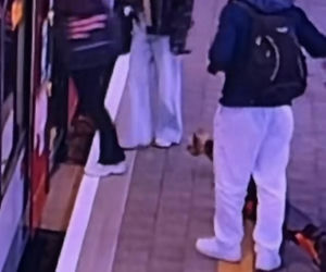 Sam wsiadł do pociągu i pojechał na gapę. Przechadzał się po wagonie i odwiedzał pasażerów