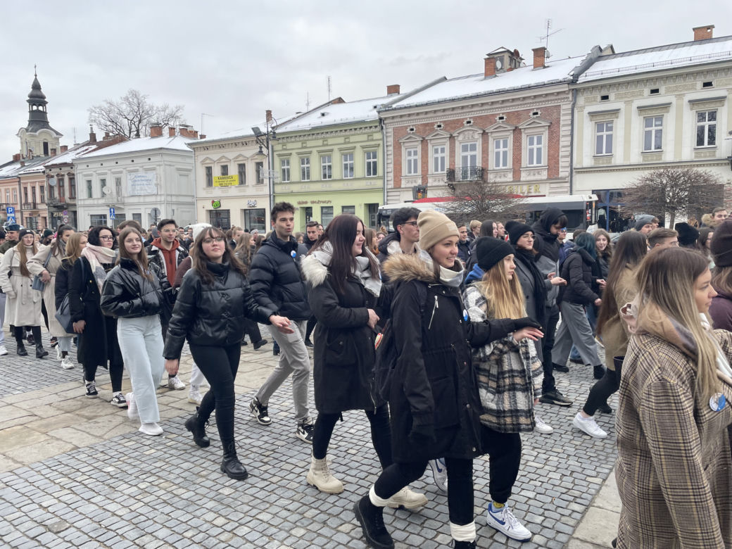 Maturzyści zatańczyli na Rynku poloneza