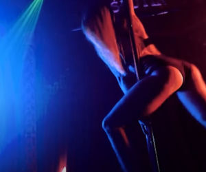 Kazał żonie patrzeć jak uprawia seks z inną