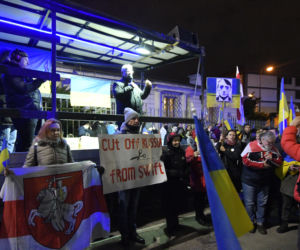 Warszawiacy murem za Ukrainą. Codziennie na protestach dziesiątki tysięcy ludzi
