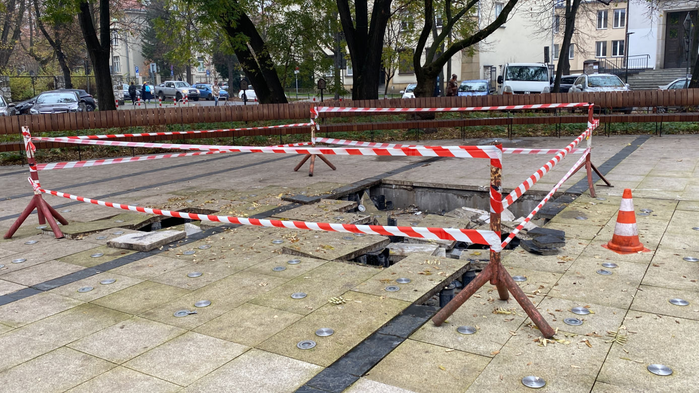 Uszkodzona fontanna na placu Axentowicza 