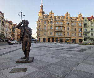 Plac Wolności w Bydgoszczy już bez pomnika, ale z nową rzeźbą. Sprawdzamy, kiedy koniec prac