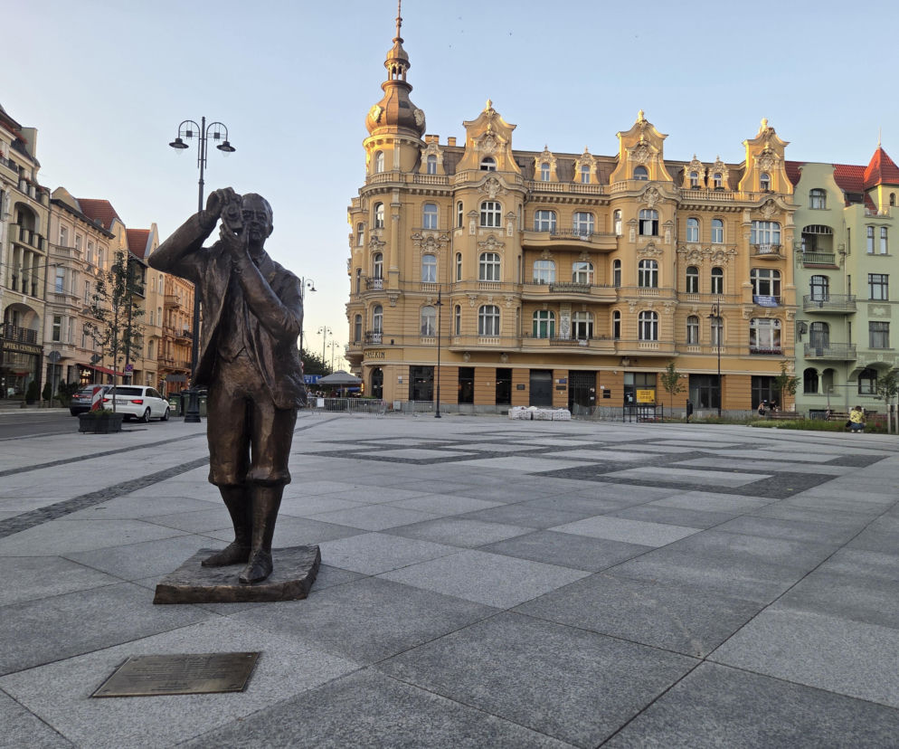Plac Wolności w Bydgoszczy już bez pomnika, ale z nową rzeźbą. Sprawdzamy, kiedy koniec prac