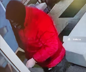 Poszukiwany mężczyzna w czerwonej kurtce! Napadł na bank w Koninie 