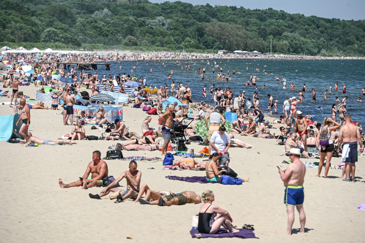 Armagedon nad Bałtykiem. Takich tłumów na plażach dawno nie było!