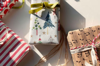 Dzieci wymieniają się prezentami podczas klasowych wigilii. Ustalane na zebraniach kwoty rosną do rozmiarów absurdu! 