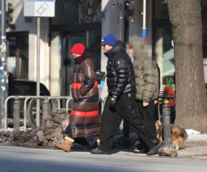 Tomasz Karolak  i Viola Kołakowska na spacerze