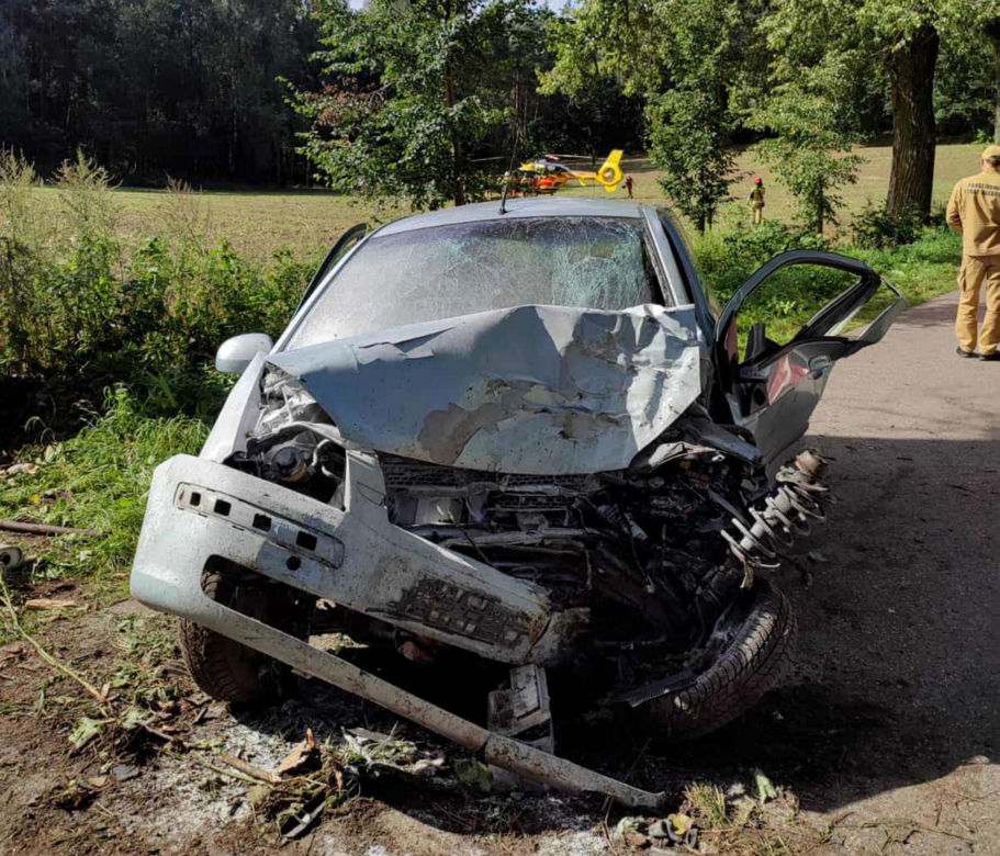 Młody kierowca wjechał w drzewo. 29-latek jechał bez pasów i prawa jazdy