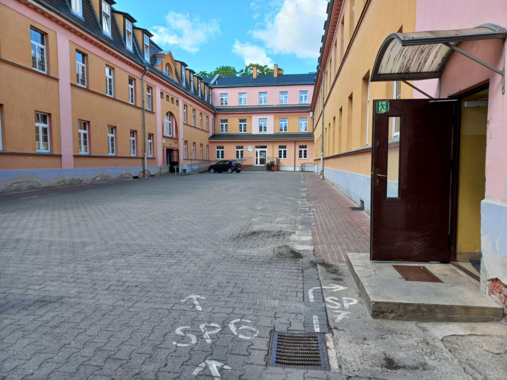 Ewakuowano ponad 850 uczniów i pracowników szkół i pływalni w Lesznie. Akcja służb na Jana Pawła II