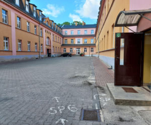 Ewakuowano ponad 850 uczniów i pracowników szkół i pływalni w Lesznie. Akcja służb na Jana Pawła II