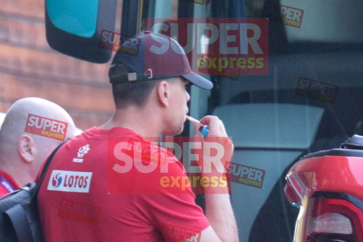 Wojciech Szczęsny z papierosem w ustach przed meczem Polska - Hiszpania