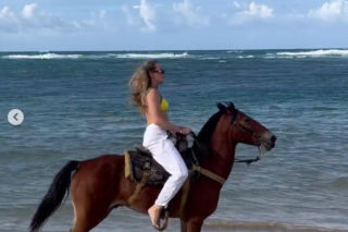 Wiktoria Gąsiewska galopuje po plaży w bikini. Miała być bajkowa scena, jest afera!