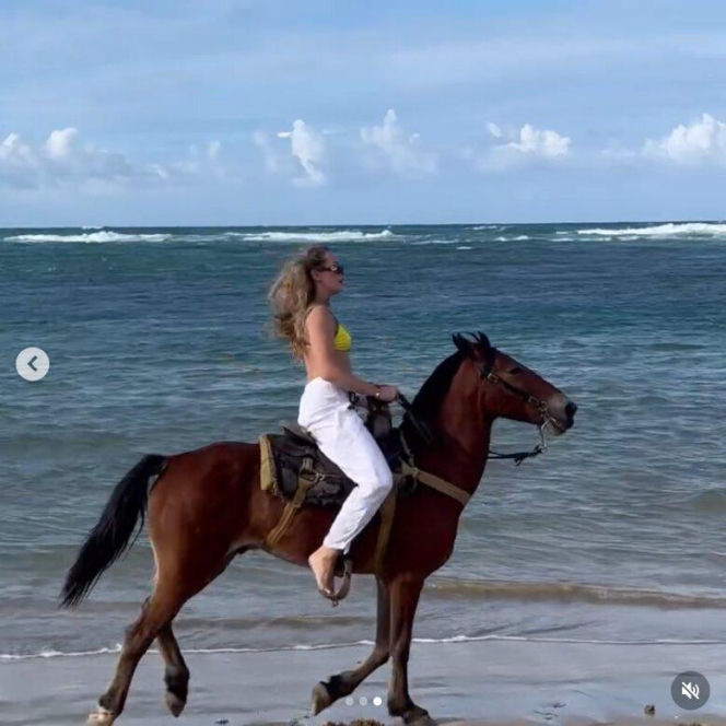 Wiktoria Gąsiewska galopuje po plaży w bikini. Miała być bajkowa scena, jest afera!