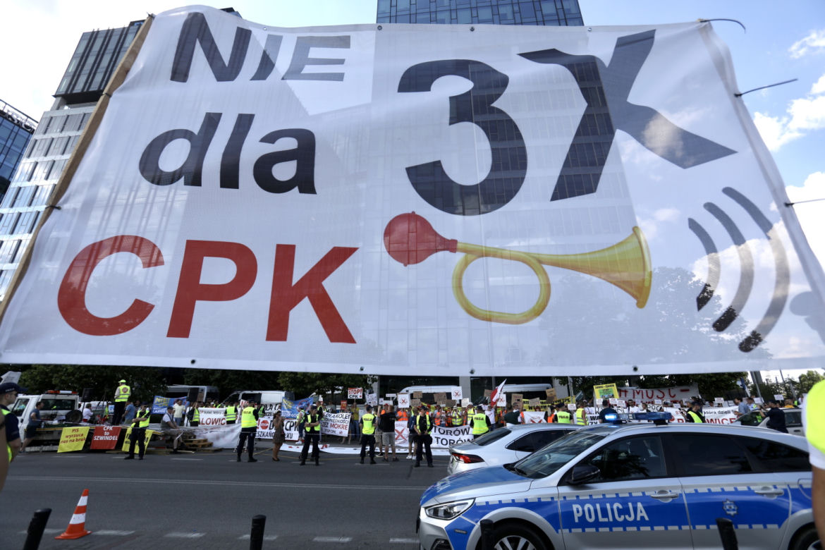 Rolnicy w stolicy przeciwko CPK. Protest przy dworcu zachodnim przed siedzibą spółki