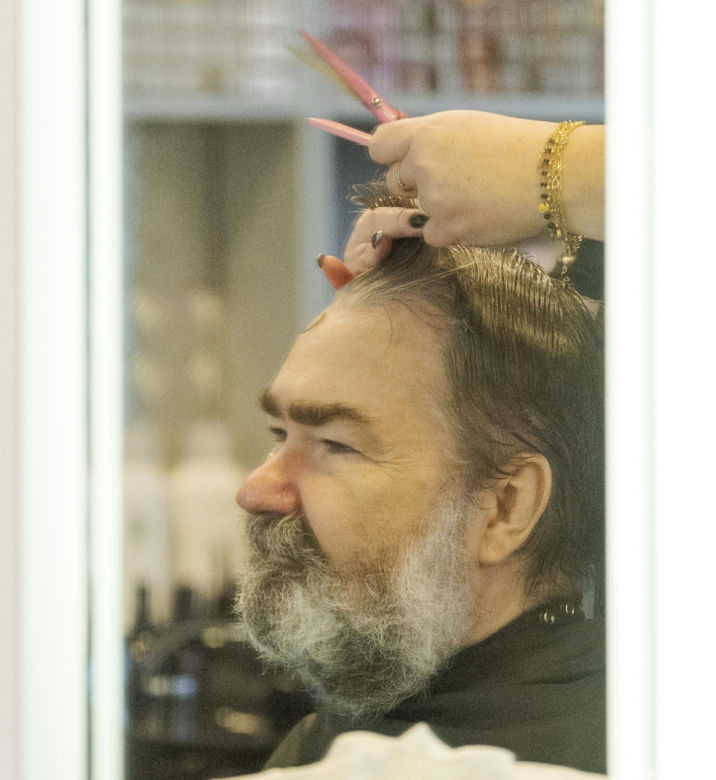 Karol Karski w salonie urody