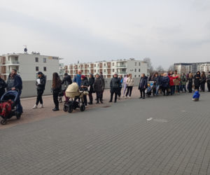 Tłumy przed centrum obsługi uchodźców zlokalizowanym w TAURON Arenie w Krakowie