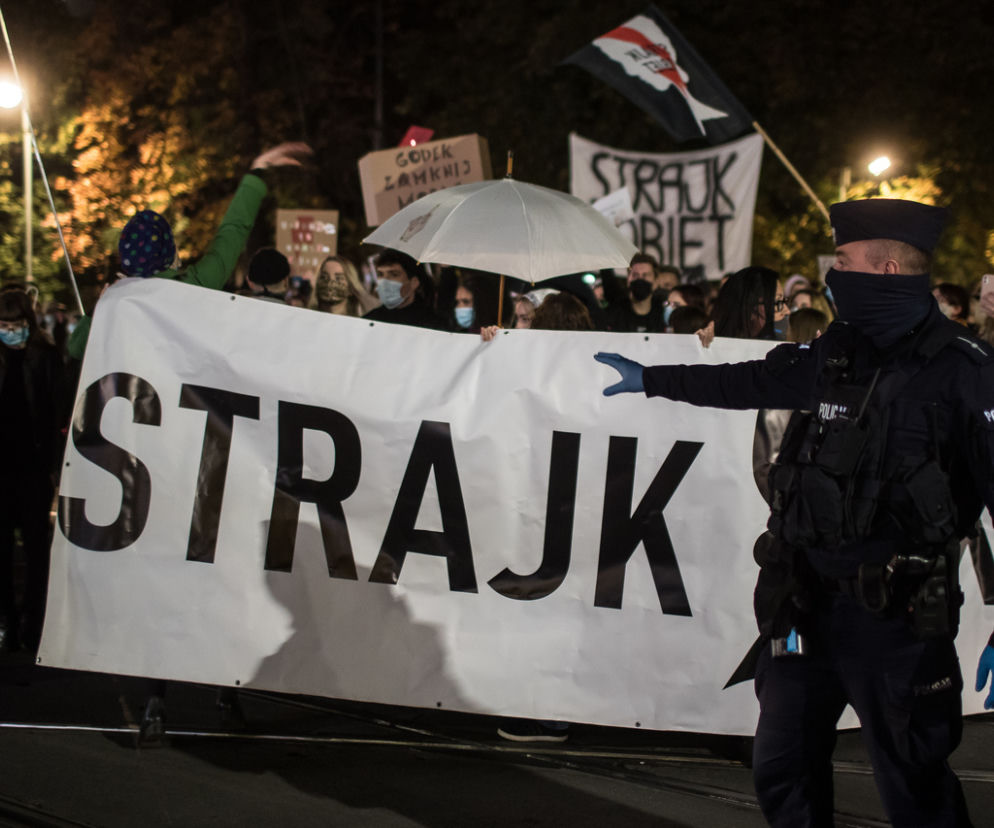 Wielki Strajk Kobiet w Krakowie. Mężczyzna wyciągnął BROŃ do protestujących! [WIDEO]